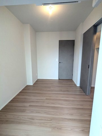 SEASON FLATS浅草六丁目の設備|リビングと独立した東向きの4.9帖洋室、バルコニー・エアコン・ウォークインクローゼット付、バルコニーからスカイツリー見えます