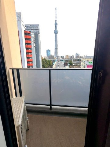 SEASON FLATS浅草六丁目の設備|5F、東向きの4.9帖洋室のバルコニーからスカイツリー見えます