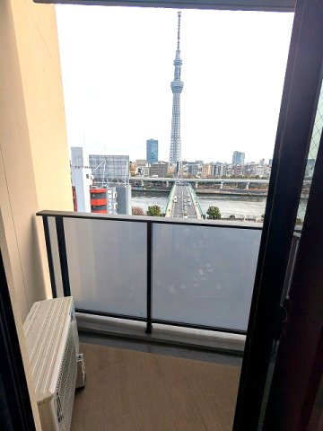 SEASON FLATS浅草六丁目の設備|12F、東向きの4.9帖洋室のバルコニーから、隅田川、スカイツリー見えます