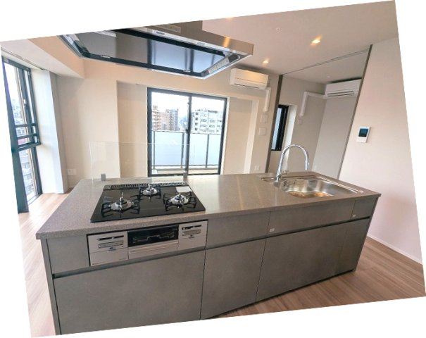 SEASON FLATS浅草六丁目の設備|グリル付ガス3口システムカウンターアイランドキッチン、奥まで収納しやすいスライド式の収納、瀟洒でお手入れ楽なガラストップコンロです