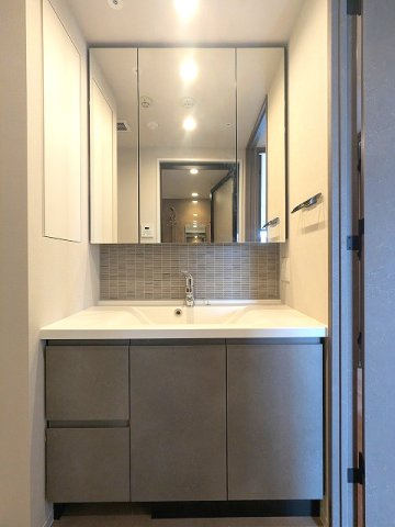 SEASON FLATS浅草六丁目の設備|トイレと独立した洗面脱衣室、3面鏡付ハンドシャワー付洗面台、洗面台下にはヘルスメーターストックあります