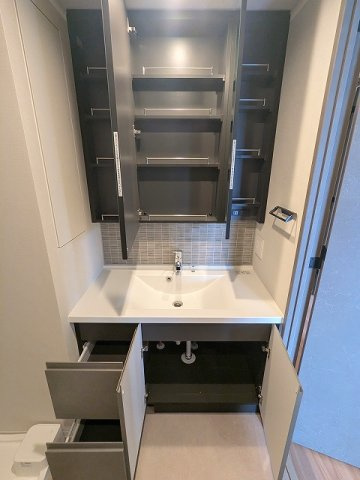 SEASON FLATS浅草六丁目の設備|トイレと独立した洗面脱衣室、3面鏡付ハンドシャワー付洗面台、洗面台下にはヘルスメーターストックあります