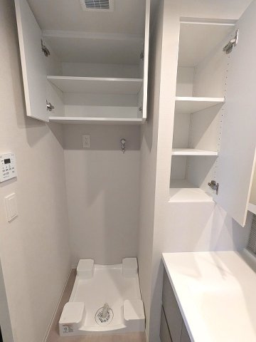 SEASON FLATS浅草六丁目の設備|トイレと独立した洗面脱衣室の洗濯機置場は排水口のお手入れしやすい様に手前中央に配置し、足高の防水パンです