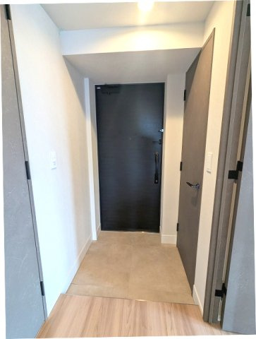 SEASON FLATS浅草六丁目の設備|ディンプルキーのダブルロックセキュリティ、人感センサー付玄関ライト