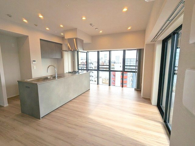 SEASON FLATS浅草六丁目の居間・リビング|南向き角部屋日当り眺望良好、カウンターアイランドキッチン、リビングからスカイツリー隅田川花火見えます、エアコン3台付、リビングにダウンライト