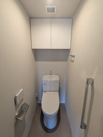 SEASON FLATS浅草六丁目のトイレ|洗面室と独立した温水洗浄便座です、ペーパーホルダーにスマホストレージ付きです