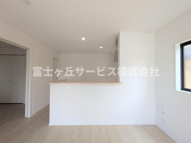 【キッチン】 | 浜松市浜名区引佐町井伊谷 2期 新築一戸建て 4号棟 | 前から見たキッチンです