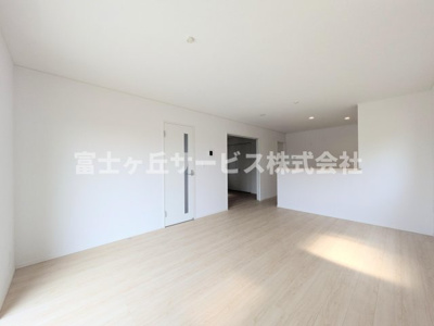 【居間・リビング】 | 浜松市浜名区引佐町井伊谷 2期 新築一戸建て 4号棟 | リビングダイニングです