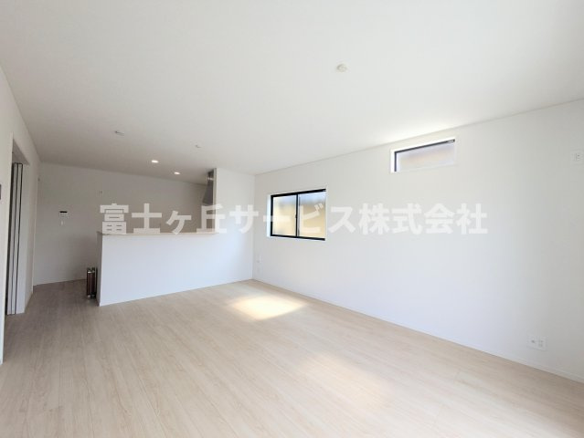 【居間・リビング】 | 浜松市浜名区引佐町井伊谷 2期 新築一戸建て 4号棟 | リビングです