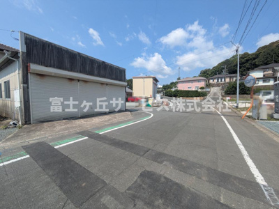 【前面道路含む現地写真】 | 浜松市浜名区引佐町井伊谷 2期 新築一戸建て 4号棟 | 前面道路です