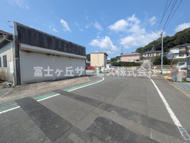 【前面道路含む現地写真】 | 浜松市浜名区引佐町井伊谷 2期 新築一戸建て 4号棟 | 前面道路です
