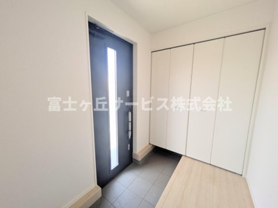 【玄関】 | 浜松市浜名区引佐町井伊谷 2期 新築一戸建て 4号棟 | 玄関です