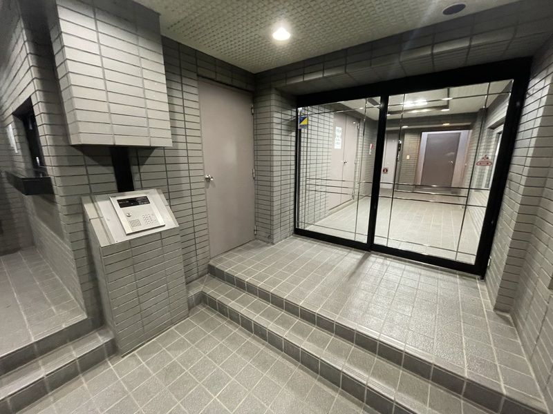 ロイヤルガーデンワコーレ上永谷のエントランス