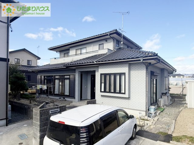 いわき市泉町滝尻町字南坪　中古戸建の外観|暗めの外観はクールで洗練された印象を与えることができます。