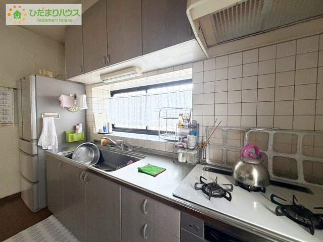 いわき市泉町滝尻町字南坪　中古戸建のキッチン|キッチンに勝手口があり、家事動線が良い間取りです！
