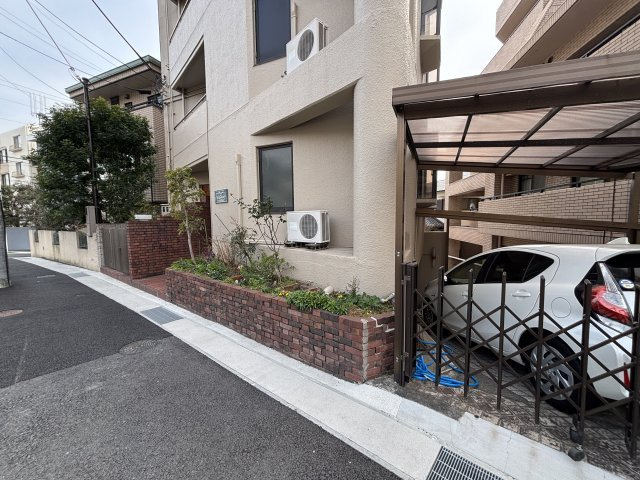 六甲アイビィハウスの駐車場