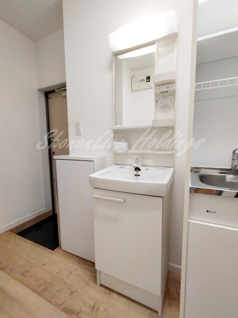 横浜市戸塚区上倉田町のアパートの洗面所