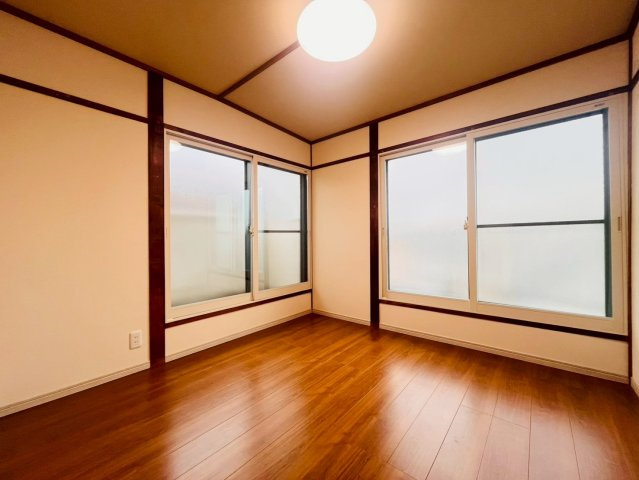 城が山1丁目戸建の洋室