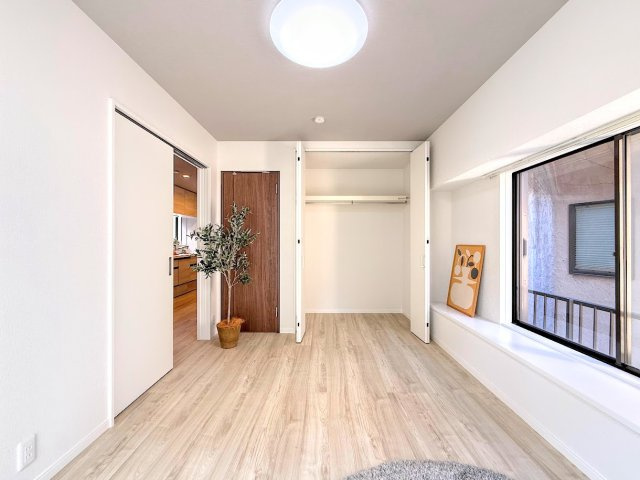 金沢区長浜1丁目　中古戸建て　の洋室|◆柔らかい陽光が差し込む明るいお部屋を演出する設計。彩光の取れる窓が気持ちの良いお部屋を創り上げます。
