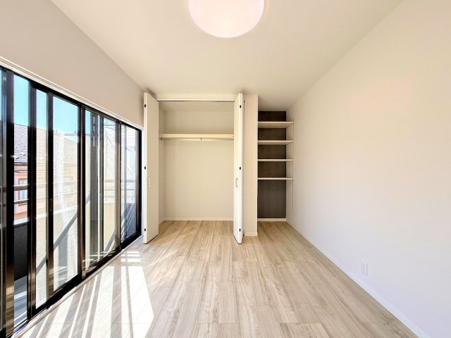 金沢区長浜1丁目　中古戸建て　の洋室|◆室内はいつも明るい印象なので気持ちの良い朝を迎えられます。各部屋にはクローゼットを完備しており、収納が多いお家はすっきりして快適空間です。
