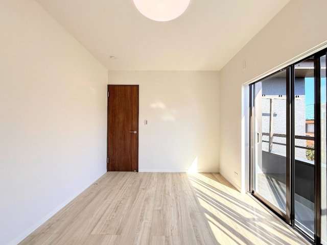 金沢区長浜1丁目　中古戸建て　の洋室|◆気持ちの良い風が室内へ入り込む居室。家具を配置しても広々ご利用いただけます！！
