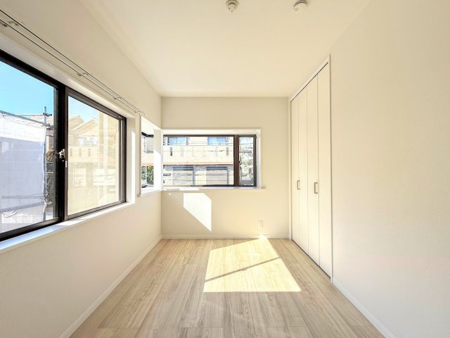 金沢区長浜1丁目　中古戸建て　の洋室|◆子どものスタディ空間として、あるいは書斎やホビールームとして生活スタイルに合わせて使えるプライベートルーム。居心地のいい落ち着いたインテリアが似合います。
