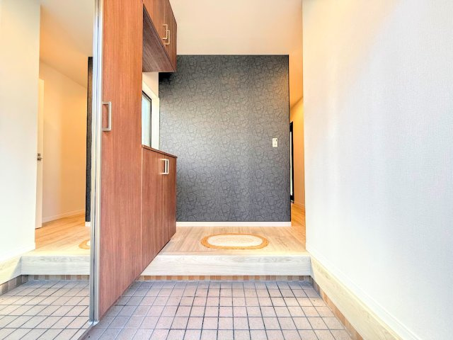 金沢区長浜1丁目　中古戸建て　の玄関|◆明るい玄関です！散らかりやすい玄関もスッキリする大容量のシューズボックス付き。
