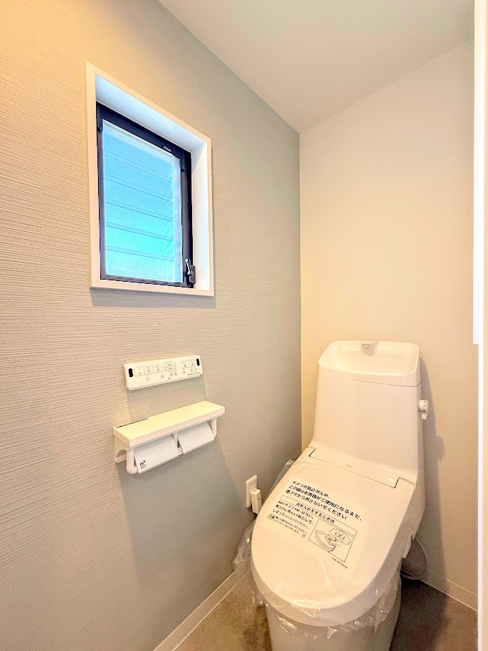 金沢区長浜1丁目　中古戸建て　のトイレ|◆清潔感のある白を基調とした落ち着ける空間。小窓をもうけていますので、こもりやすい空気の入れ替えも簡単に行えますね！
