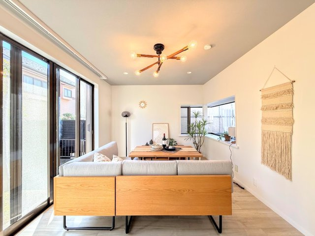 金沢区長浜1丁目　中古戸建て　の居間・リビング|◆リビングは一日中太陽の光が射し込みます。家族が集まる空間は、自然と笑顔が溢れます！
(家具はイメージです)