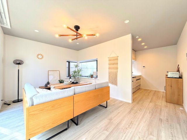 金沢区長浜1丁目　中古戸建て　の居間・リビング|◆柔らかな色合いのフローリングと清潔感のあふれる白のクロスが明るい空間を創り出しているリビングダイニング。家族の集まる憩いの場にふさわしいです。
(家具はイメージです)