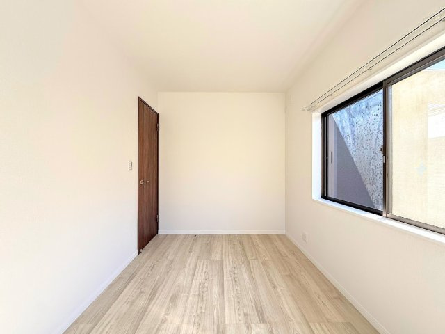 金沢区長浜1丁目　中古戸建て　の洋室|◆感性を育むプライベートルームはシンプルでスマートな空間。好みの空間で読書をしたり、音楽を聞いたりと一人の時間も充実したものにできます。