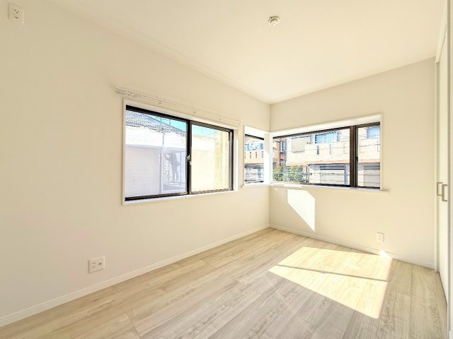 金沢区長浜1丁目　中古戸建て　の洋室|◆二面採光で、陽差しを長時間受ける事が出来る暖かい室内です。もちろん複層ガラスなので、遮音性にも優れ、結露も発生しにくい構造。サッシ周りのカビが発生しにくくなります。
