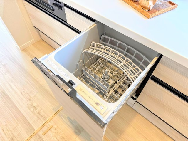 金沢区長浜1丁目　中古戸建て　のその他|◆食後の食器洗いは食洗機にお任せ！ご家族と団らんの時間を。家事の時短に効果大の食洗器付き。高温洗浄、節水効果もございます。
