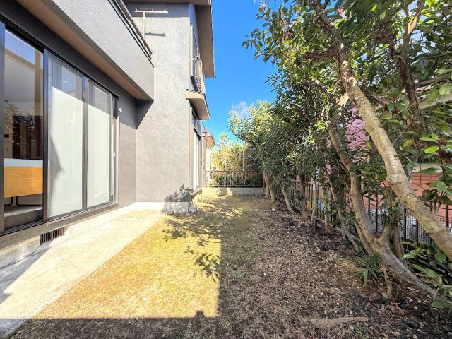 金沢区長浜1丁目　中古戸建て　の庭|◆お手入れのしやすいちょうどよいサイズ感のお庭付き。植栽や家庭菜園等多目的にご利用いただけるプライベート空間。
