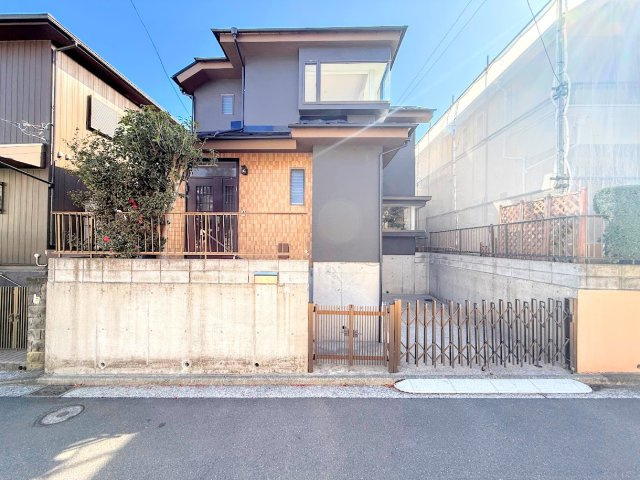 金沢区長浜1丁目　中古戸建て　の外観|◆一戸建てを中心とした街並みが整然と続き、周辺は高い建物が建っていないので、緑の多い閑静な趣を感じる環境です。街並みや周辺環境も重要なポイントです！！
