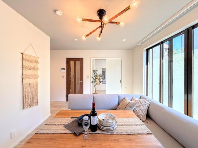 金沢区長浜1丁目　中古戸建て　の居間・リビング|◆一家だんらんのスペースとなるＬＤＫ。窓から明るい光が差し込み、思わず家族の会話も弾む快適な空間。
(家具はイメージです)