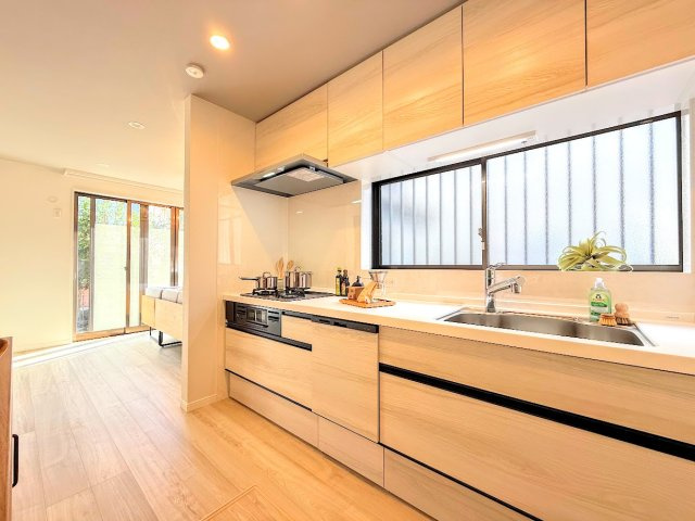 金沢区長浜1丁目　中古戸建て　のキッチン|◆キッチンからダイニングやリビングが見渡せるキッチン。料理をしながら家族とコミュニケーションをとれるだけでなく、大きな開放感も得られることができます。
