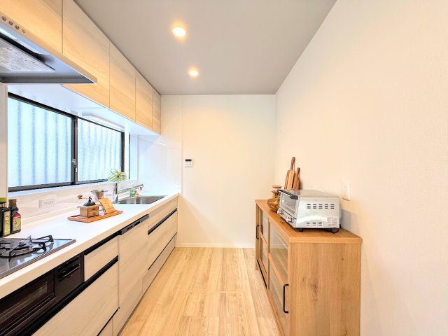 金沢区長浜1丁目　中古戸建て　のキッチン|◆デザイン性と機能性を兼ね備えたキッチンです。リビングスペースとの一体感が生まれ、広々空間を演出してくれます。
