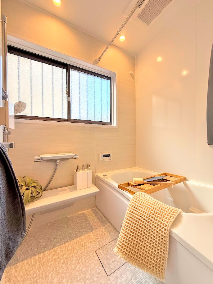 金沢区長浜1丁目　中古戸建て　の浴室|◆お子様と一緒にバスタイムを楽しめる広々空間。浴室乾燥機付で心地よいバスタイムを実現します。
