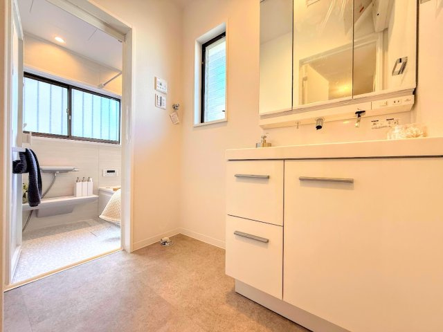 金沢区長浜1丁目　中古戸建て　の独立洗面台|◆毎日使う場所だから、機能的で使いやすさに配慮したパウダールーム。すっきりと使えるように収納も豊富にご用意しています。
