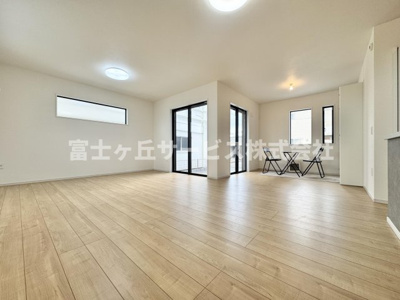【居間・リビング】 | 静岡市駿河区西脇 3期 新築一戸建て | リビングです