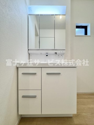 【独立洗面台】 | 静岡市駿河区西脇 3期 新築一戸建て | 朝の身支度に便利な独立洗面化粧台です