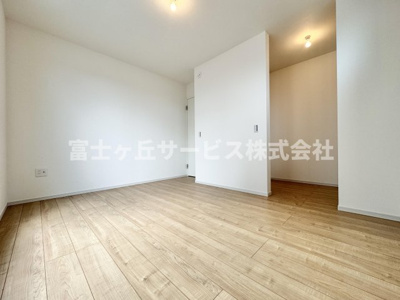 【寝室】 | 静岡市駿河区西脇 3期 新築一戸建て | 落ち着いて過ごせる寝室です
