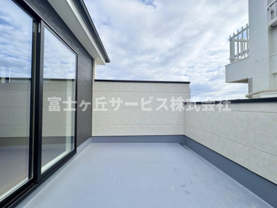 【バルコニー】 | 静岡市駿河区西脇 3期 新築一戸建て | 陽当たり良好なバルコニーです