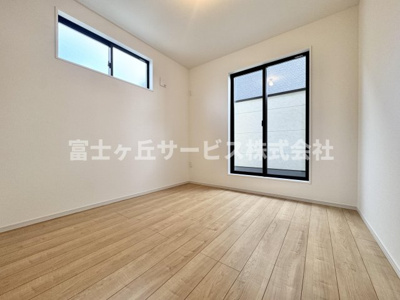 【洋室】 | 静岡市駿河区西脇 3期 新築一戸建て | バルコニーに面した洋室です