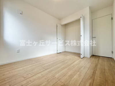 【洋室】 | 静岡市駿河区西脇 3期 新築一戸建て | 収納もある洋室です