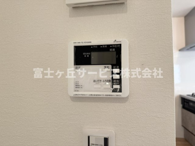 【発電・温水設備】 | 静岡市駿河区西脇 3期 新築一戸建て | リビングからも操作ができて便利です