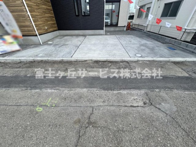 【駐車場】 | 静岡市駿河区西脇 3期 新築一戸建て | 車種により3台駐車可能です