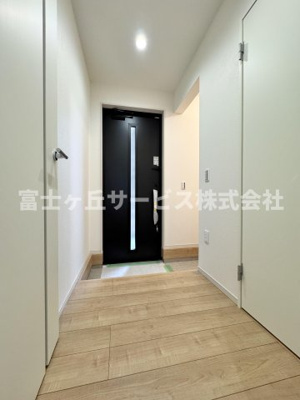 【玄関】 | 静岡市駿河区西脇 3期 新築一戸建て | 収納もある玄関です