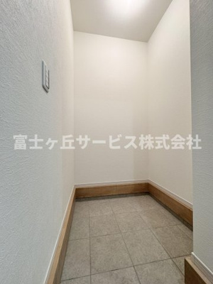 【収納】 | 静岡市駿河区西脇 3期 新築一戸建て | 玄関にある土間収納です